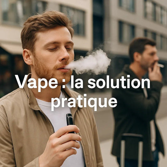Jeune homme vapotant calmement en extérieur avec le texte “Vape : la solution pratique”, tandis qu’une autre personne fume une cigarette en arrière-plan.